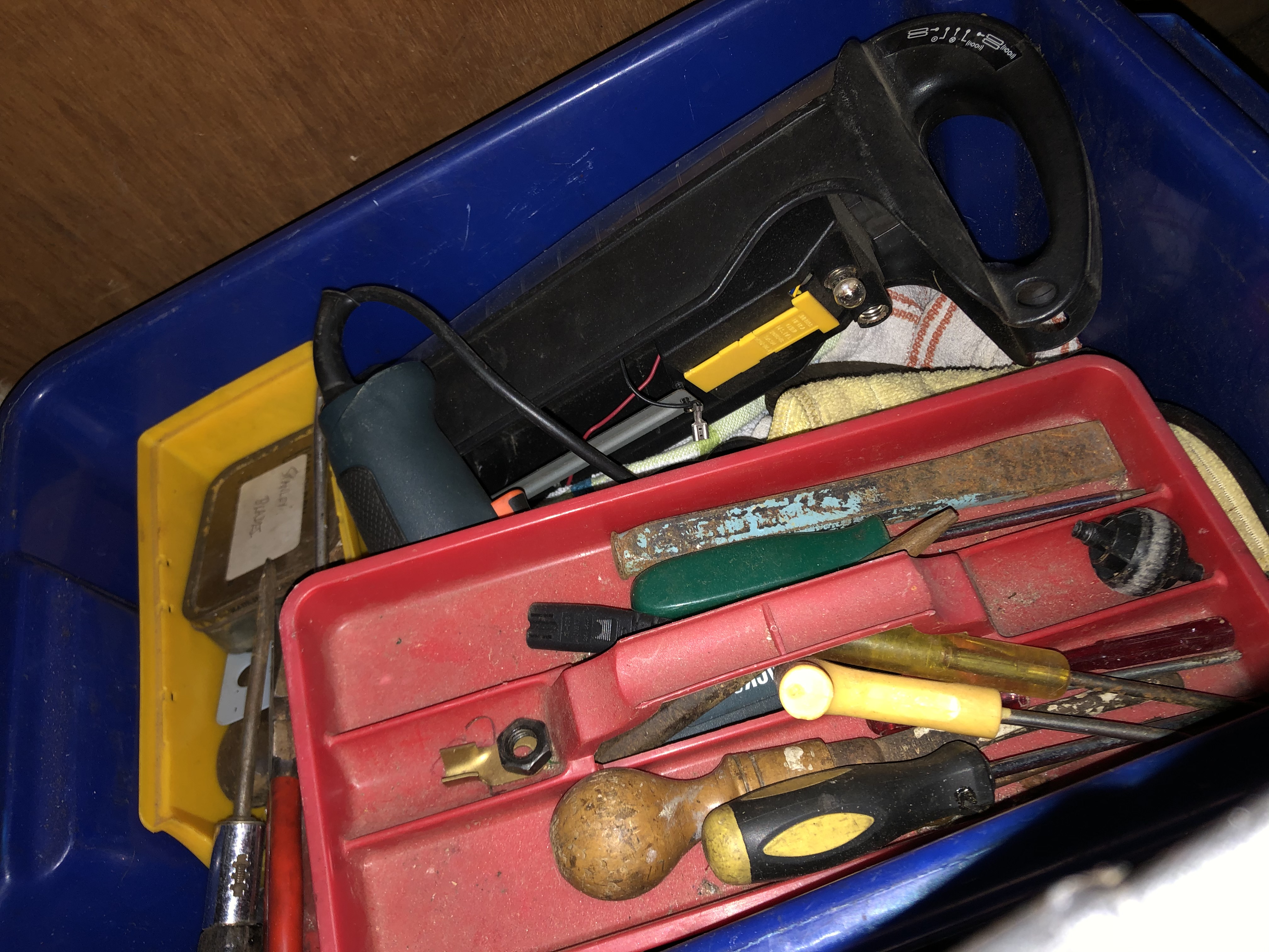 CRATE OF IRONMONGERY, BOX OF VARIOUS TOOLS, INSPECTION LAMP, TIN OF CHAIN, - Image 2 of 6