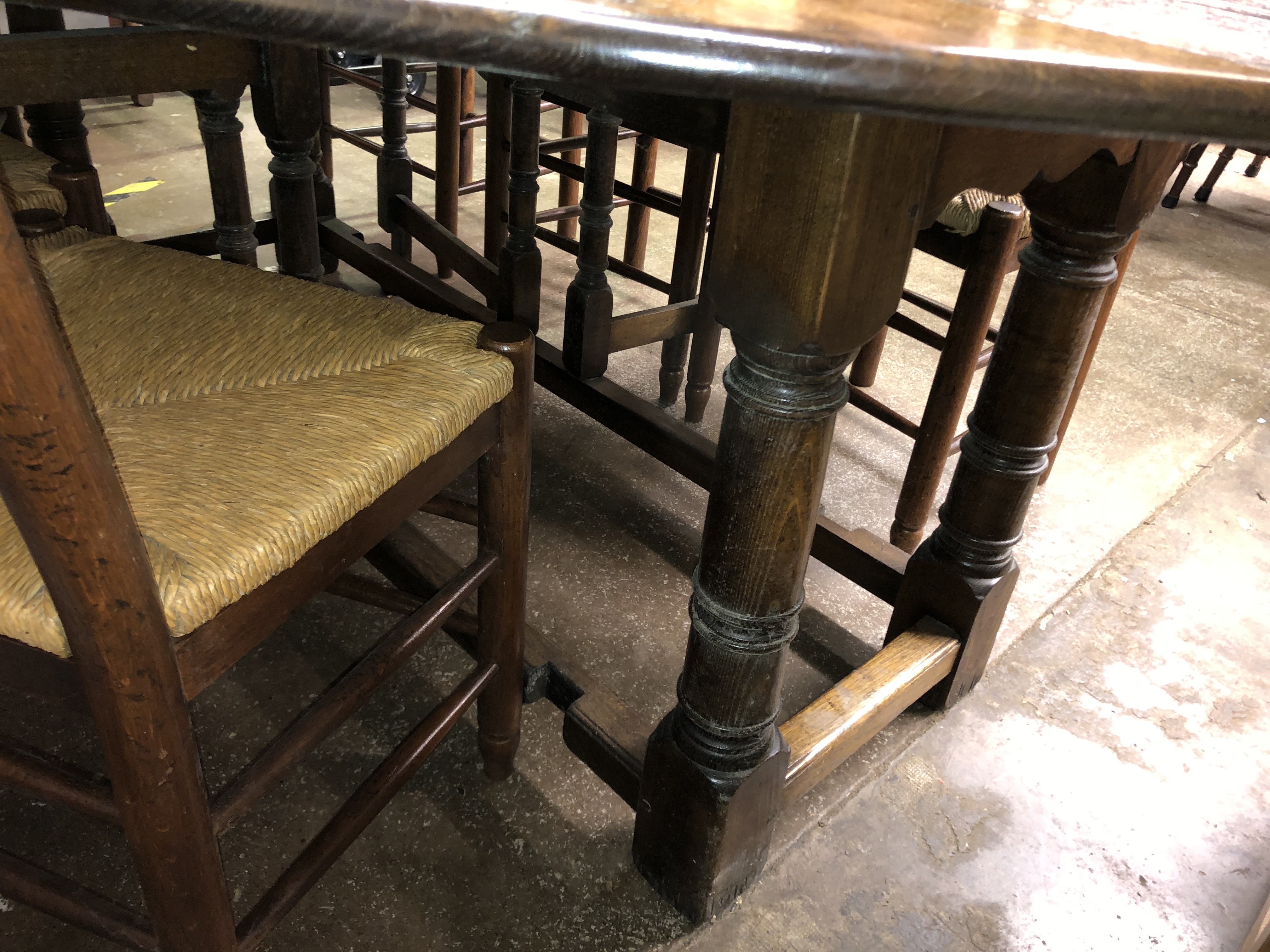 GOOD QUALITY 18TH CENTURY STYLE OAK GATELEG WAKE TABLE WITH EIGHT LANCASHIRE STYLE LADDER BACK - Image 4 of 11