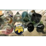 SELECTION OF VARIOUS GLASS PAPERWEIGHTS INCLUDING CAITHNESS EXAMPLES,