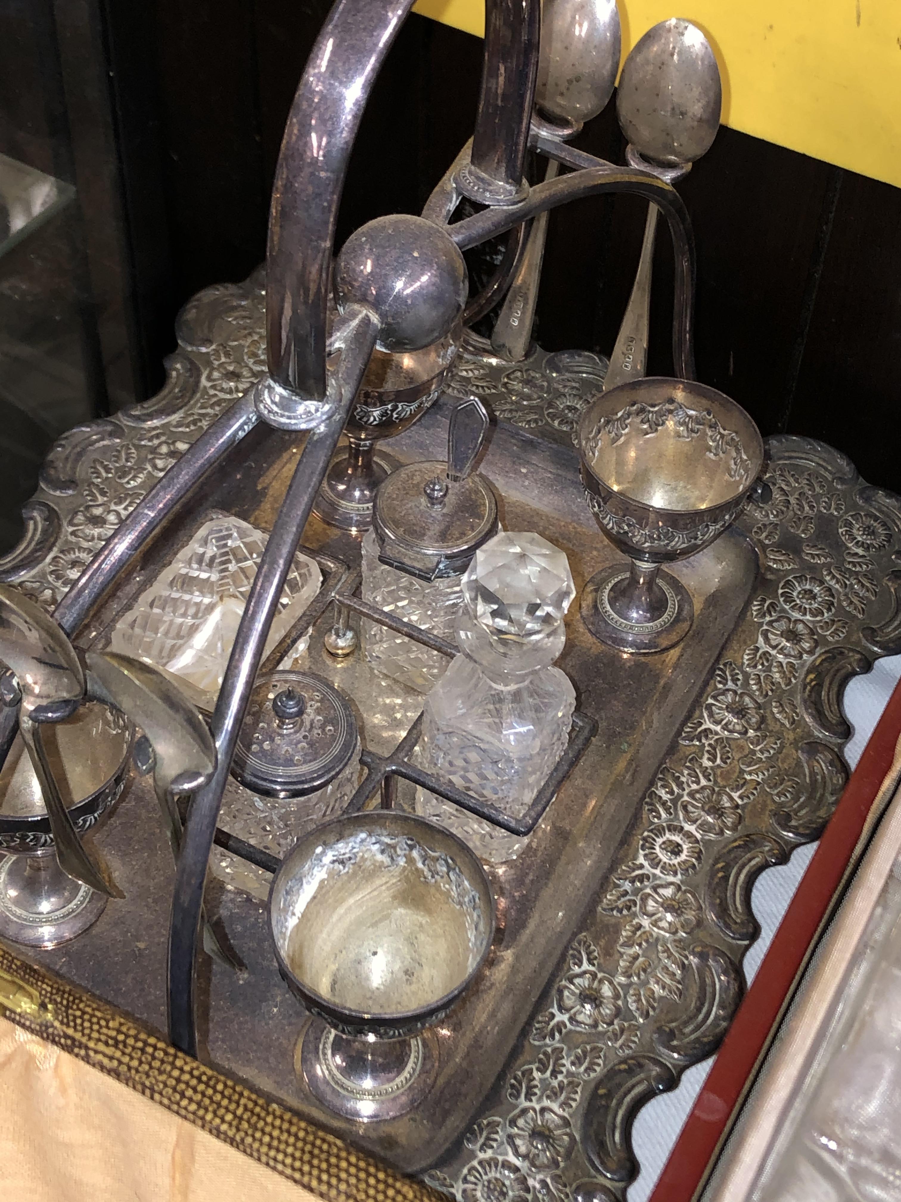 RED MOROCCAN TRAVELLING VANITY CASE AND AN EPNS EGG AND CONDIMENT CRUET AND CASED SERVERS - Image 5 of 5