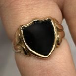 15CT GOLD AND ONYX SHIELD SHAPED SIGNET RING, SIZE Q, 6.