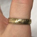 9CT GOLD ENGRAVED WEDDING BAND 4G APPROX SIZE P/Q