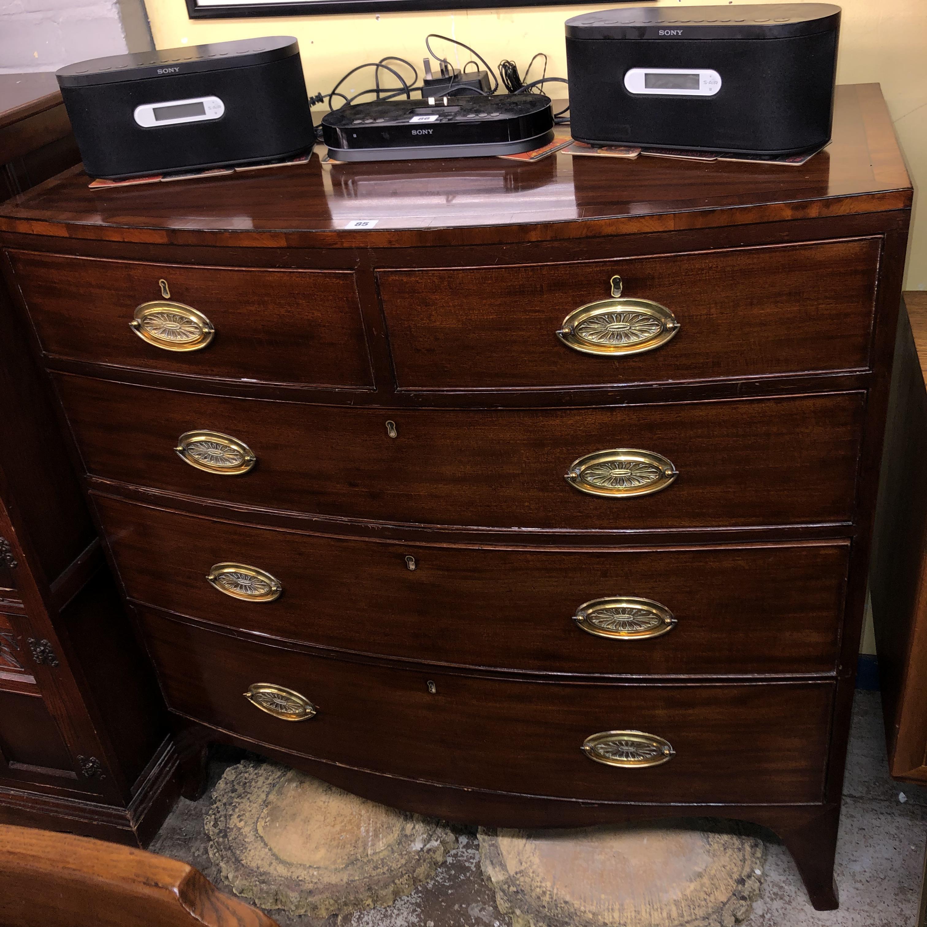 GEORGE III MAHOGANY CROSS BANDED BOW FRONTED TWO OVER THREE DRAWER ON SLAY BRACKET FEET - Image 3 of 3