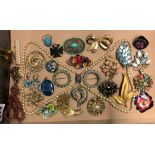 BOX OF MISCELLANEOUS COSTUME JEWELLERY, BROOCHES, NECKLACES, WATCHES,