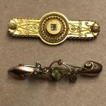 VICTORIAN 15CT GOLD ETRUSCAN REVIVAL BAR BROOCH AND A 9CT ROSE GOLD SEA PEARL AND PERIDOT BROOCH