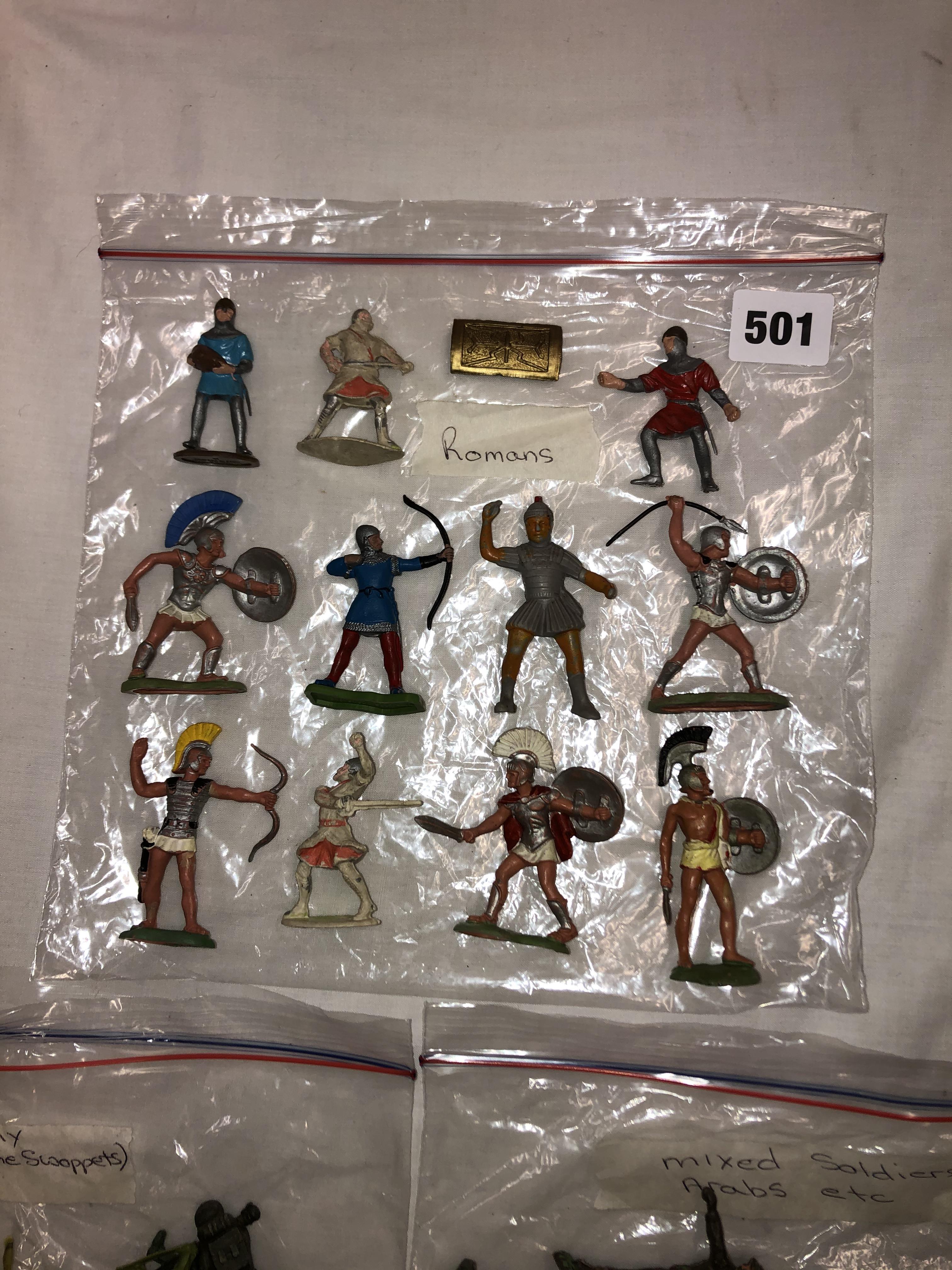 TWO BAGS OF MIXED PLASTIC TOY SOLDIERS VARIOUS AND BAG OF ROMAN CENTURIONS - Image 4 of 4