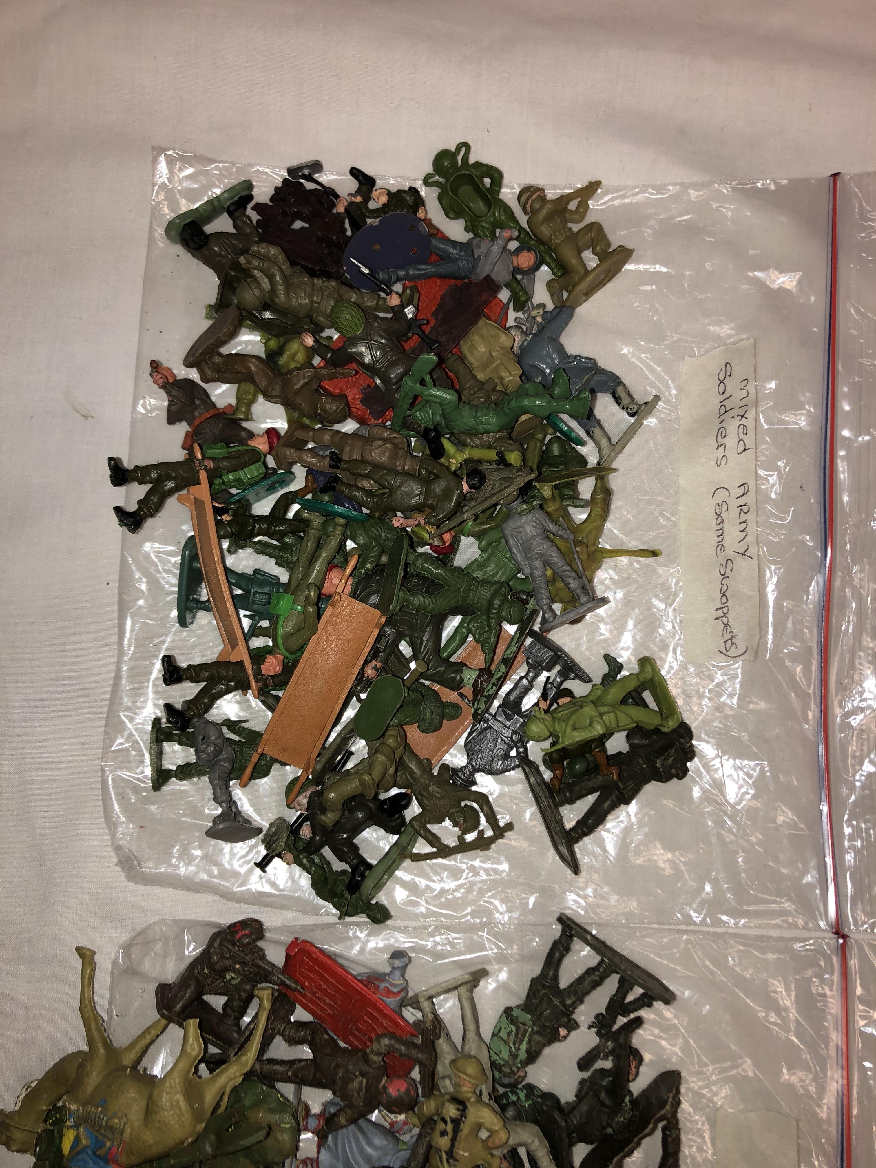 TWO BAGS OF MIXED PLASTIC TOY SOLDIERS VARIOUS AND BAG OF ROMAN CENTURIONS - Image 3 of 4