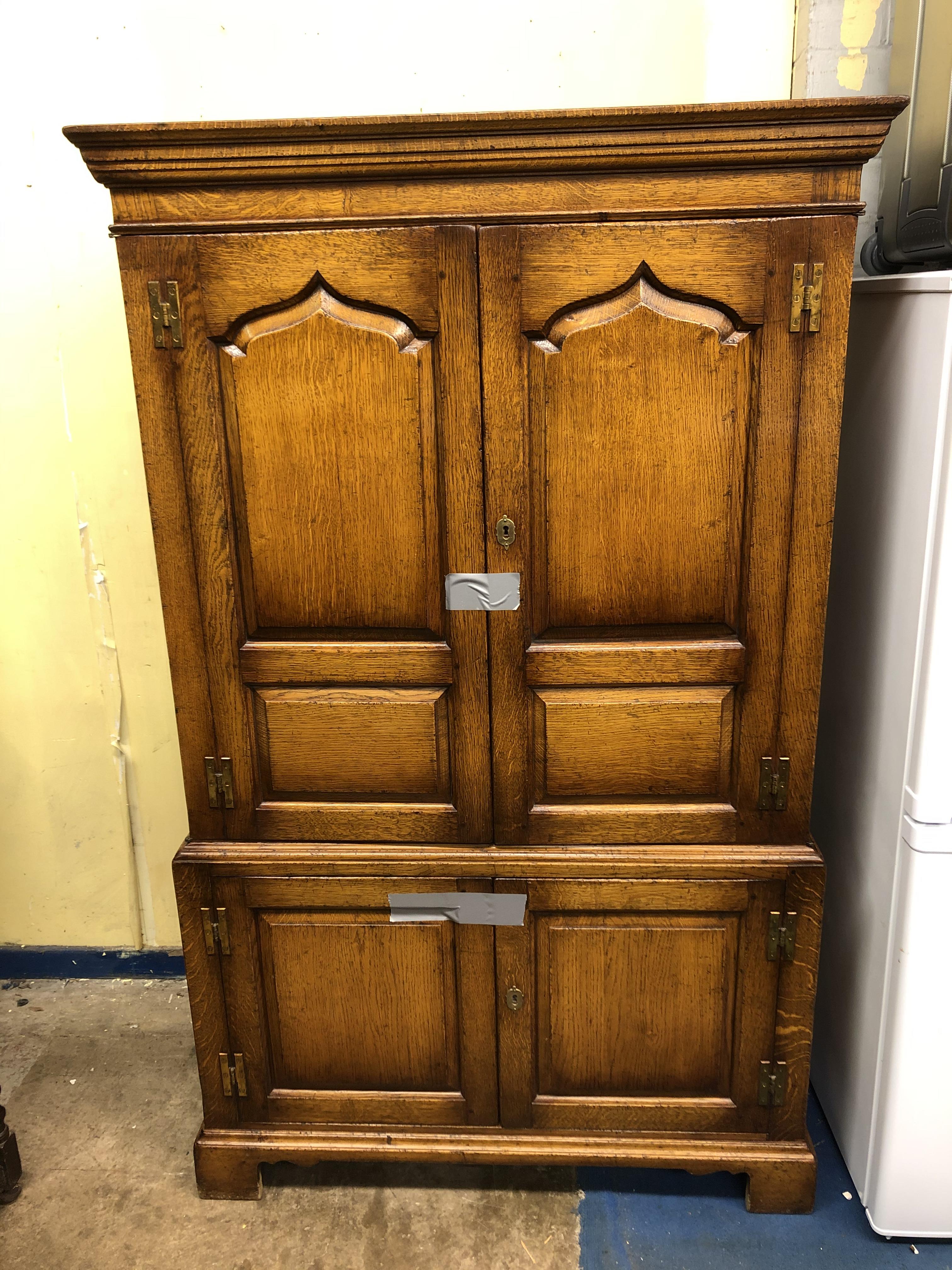 GOOD QUALITY COTSWOLD GEORGIAN DESIGN OAK FIELDED PANEL CABINET