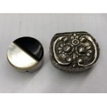925 SILVER CIRCULAR PILL BOX AND A CONTINENTAL WHITE METAL EMBOSSED SNUFF BOX