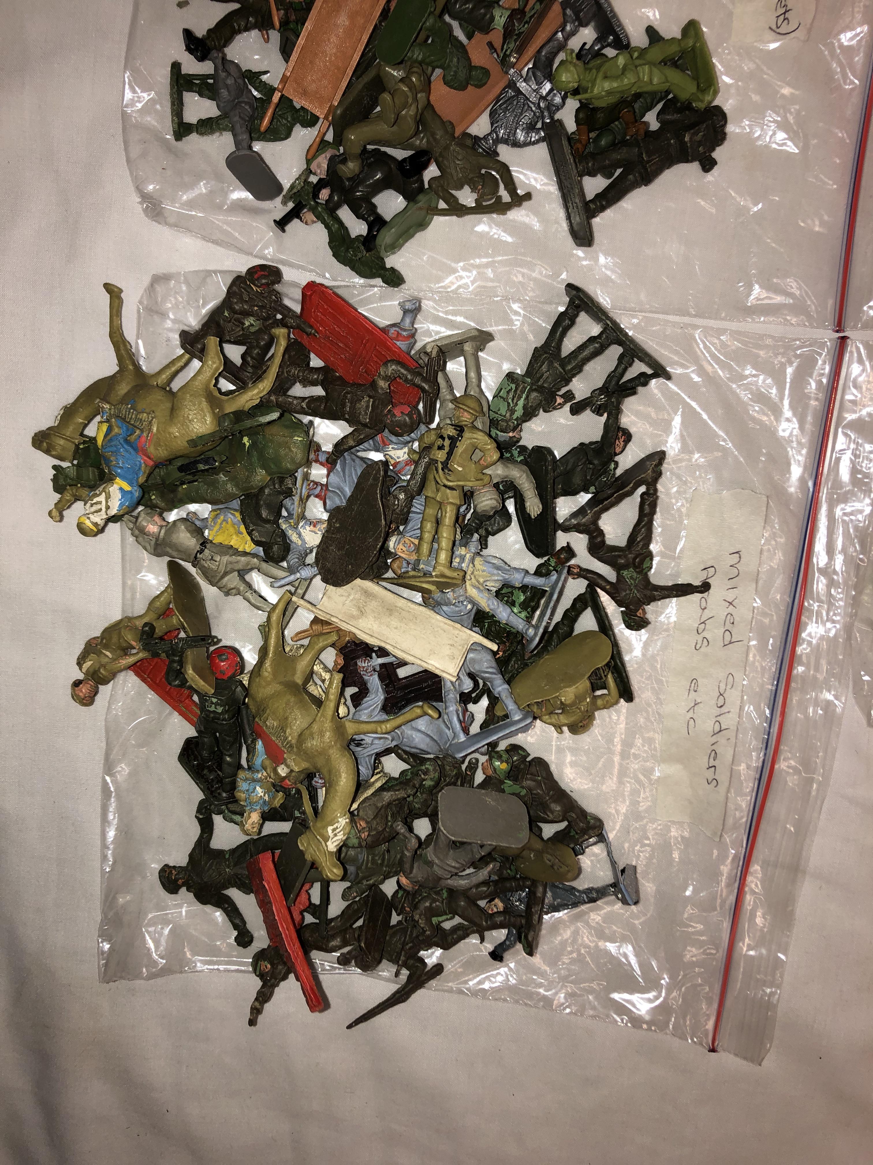 TWO BAGS OF MIXED PLASTIC TOY SOLDIERS VARIOUS AND BAG OF ROMAN CENTURIONS - Image 2 of 4