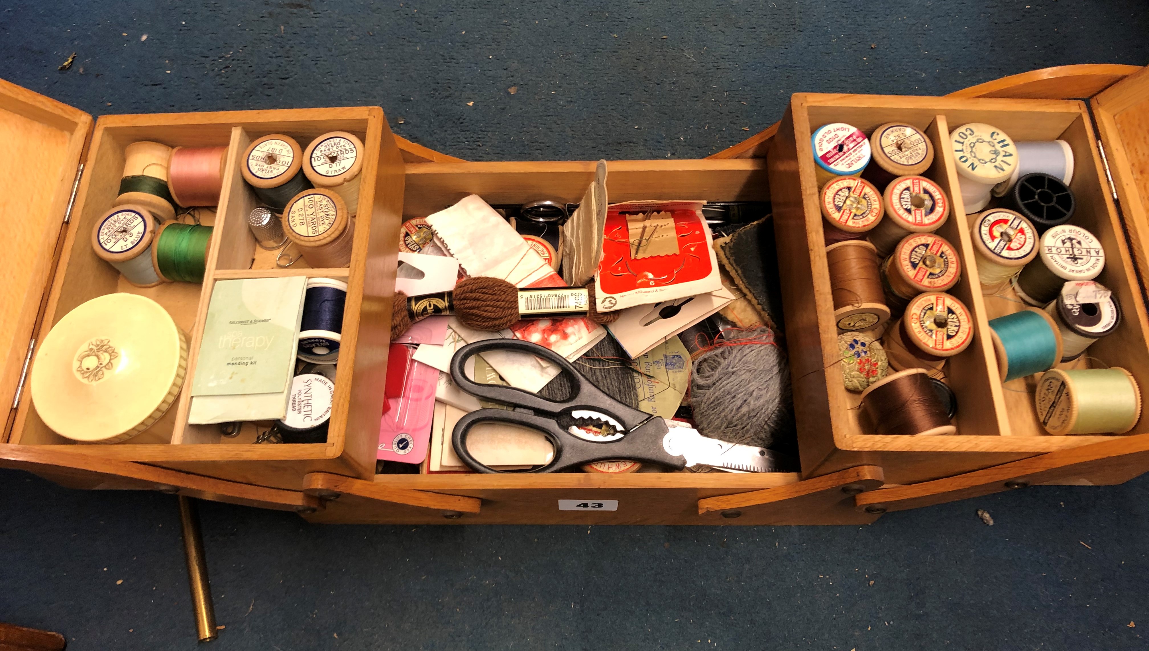 VINTAGE 1950S BEECH CANTILEVER SEWING BOX AND CONTENTS