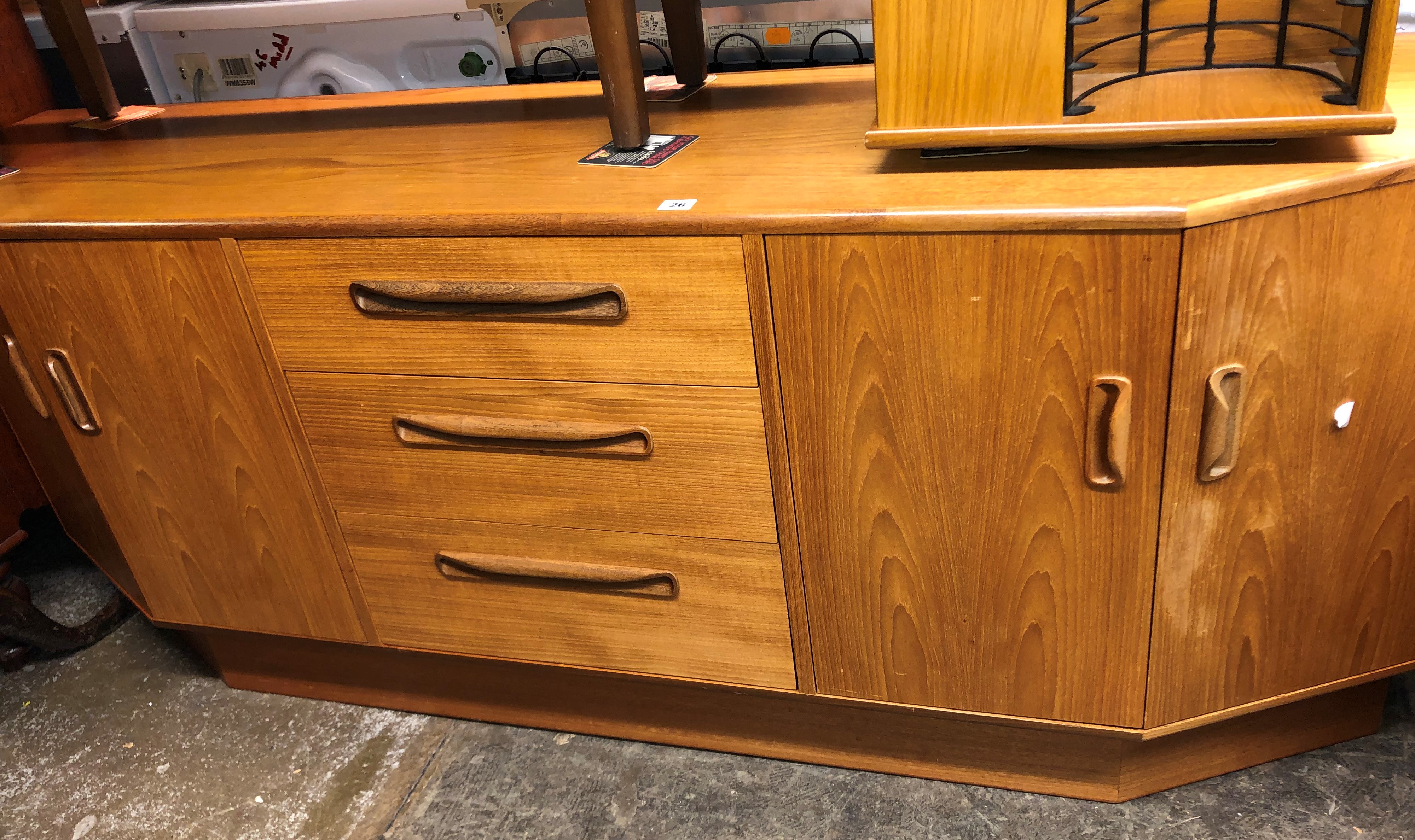 1970S G PLAN TEAK LOW SIDEBOARD WITH CANTED END CUPBOARDS - Bild 2 aus 7