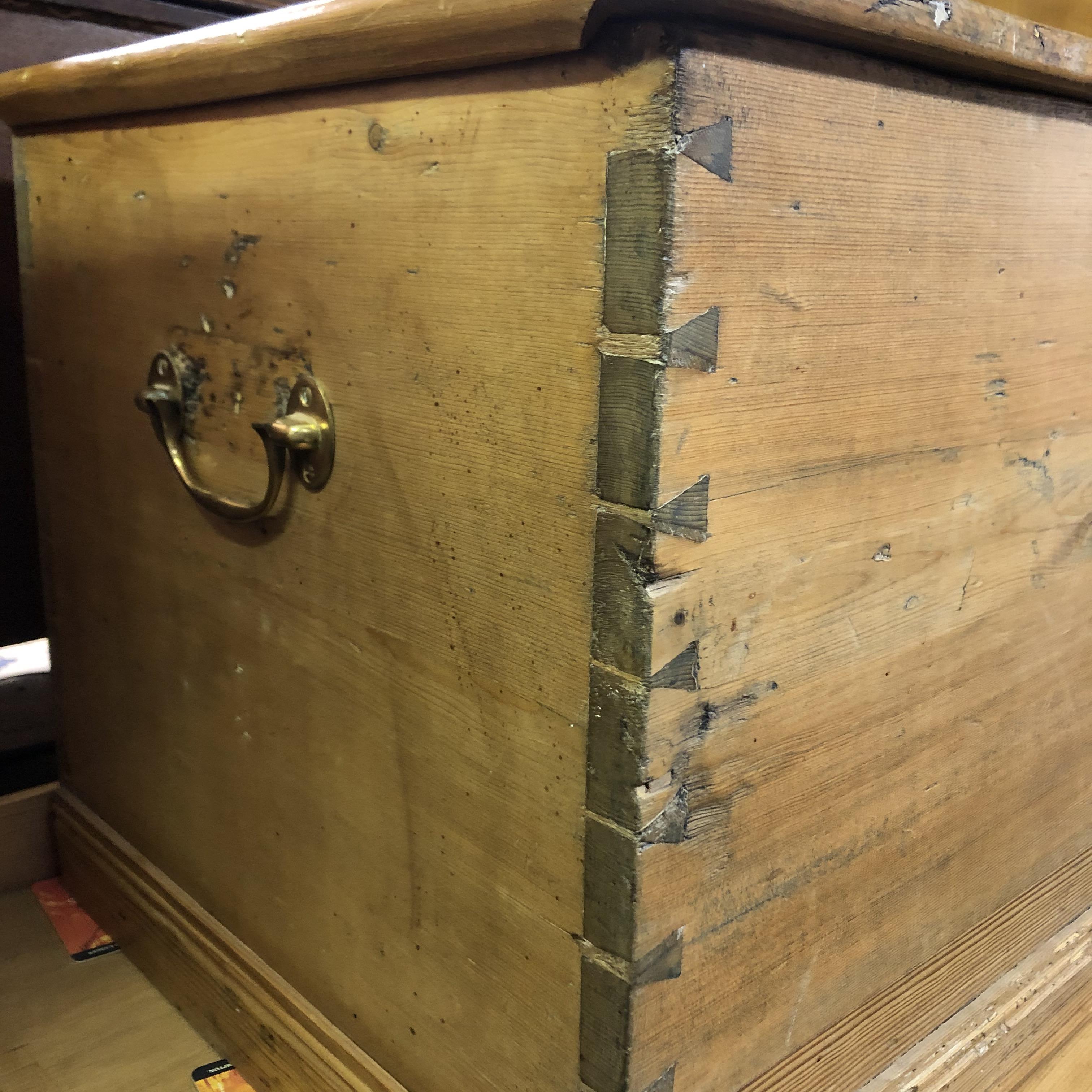 19TH CENTURY WAXED PINE BLANKET BOX WITH BRASS HANDLES - Bild 2 aus 4