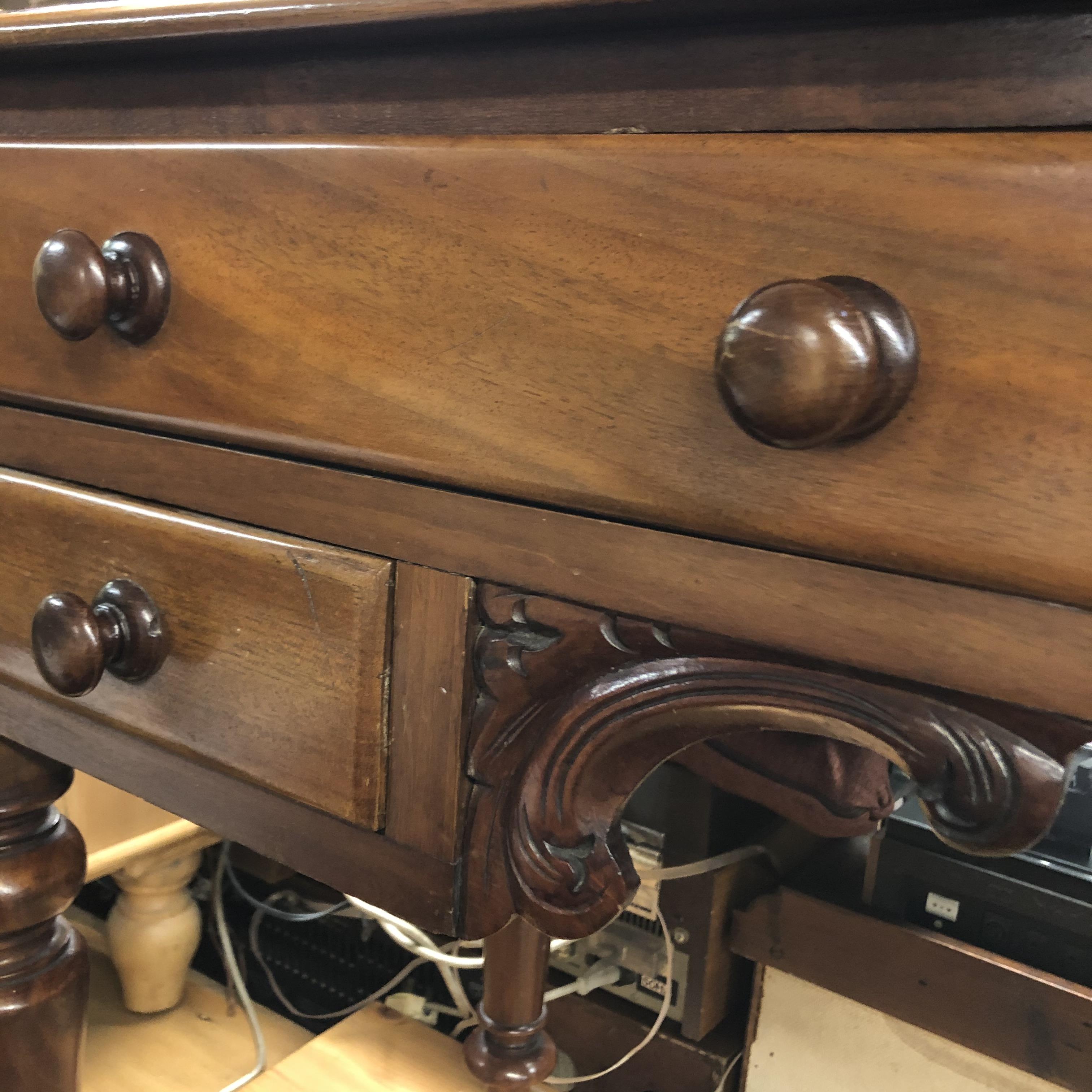 VICTORIAN MAHOGANY DRESSING TABLE FITTED WITH TWO LONG AND TWO SHORTER DRAWERS - Bild 2 aus 3