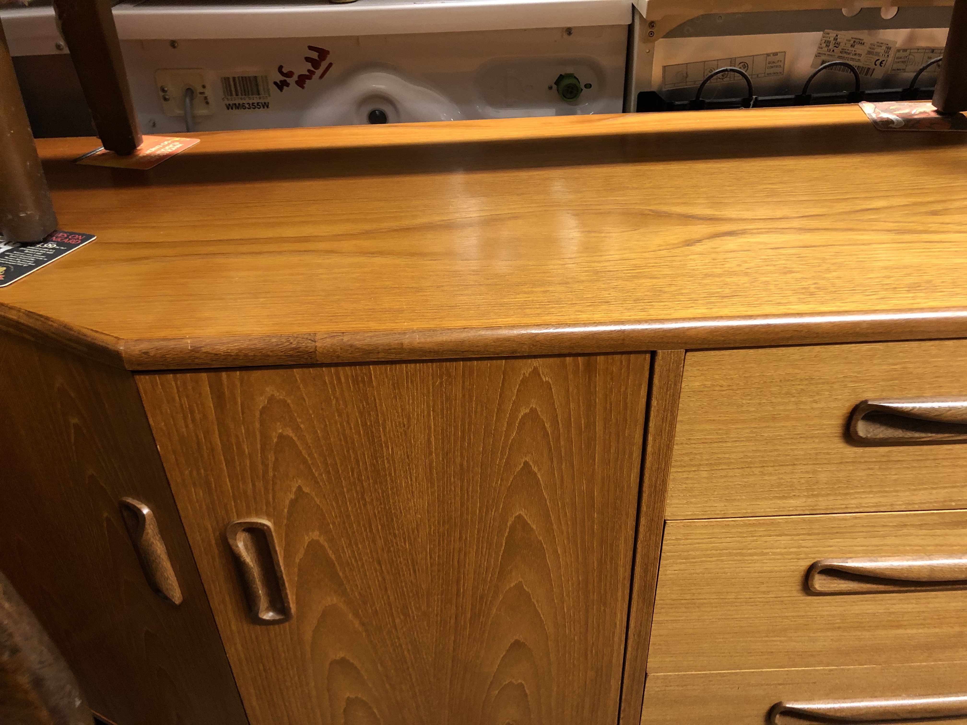 1970S G PLAN TEAK LOW SIDEBOARD WITH CANTED END CUPBOARDS - Bild 5 aus 7