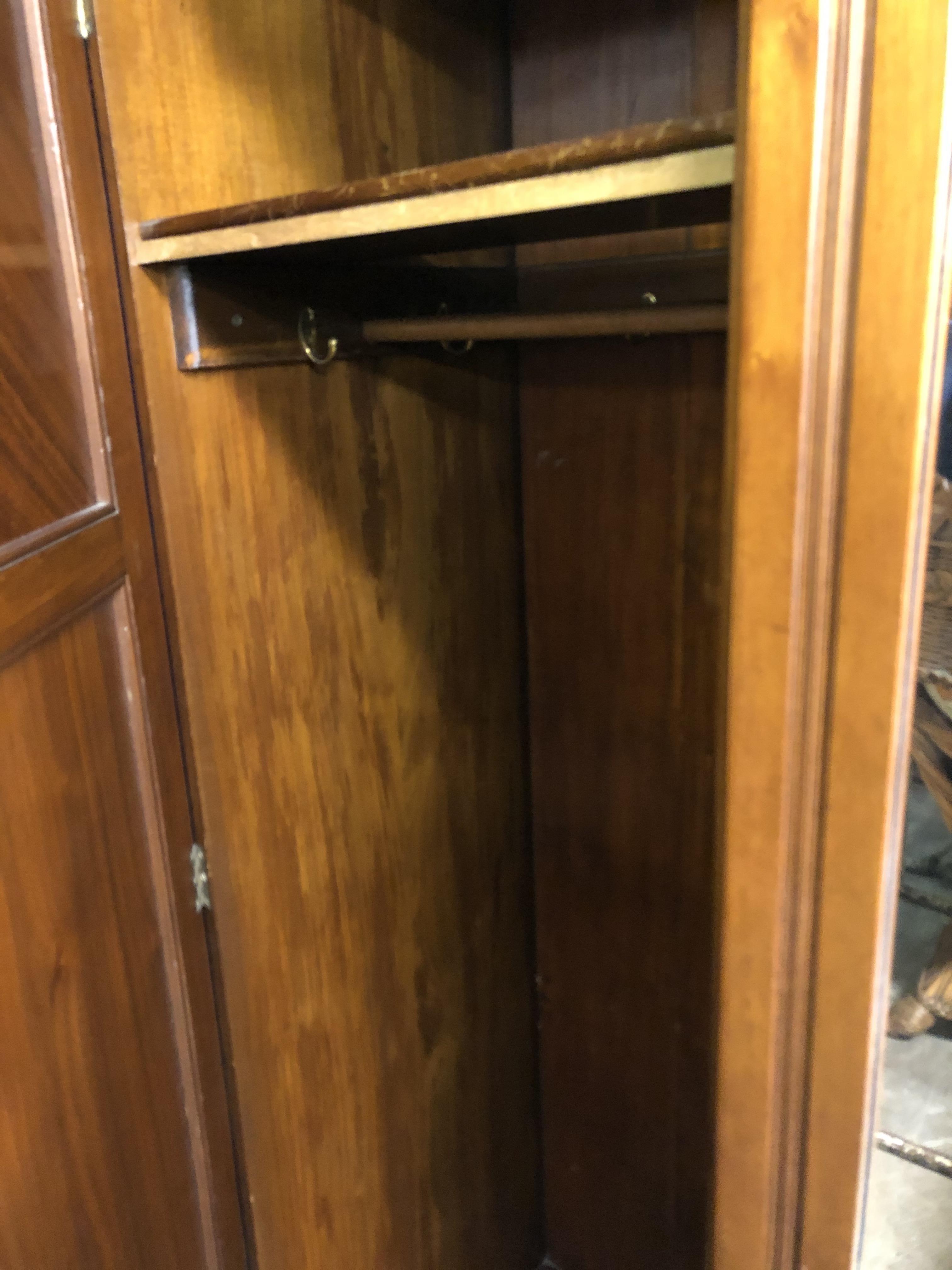 LATE VICTORIAN WALNUT COMPACTUM WARDROBE WITH CENTRAL MIRRORED DOOR ENCLOSING SLIDING TRAYS AND - Bild 2 aus 2