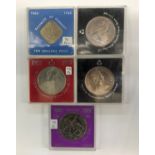 SELECTION OF FIVE QUEEN ELIZABETH II SILVER AND GOLDEN JUBILEE CROWNS AND FIVE POUND COINS