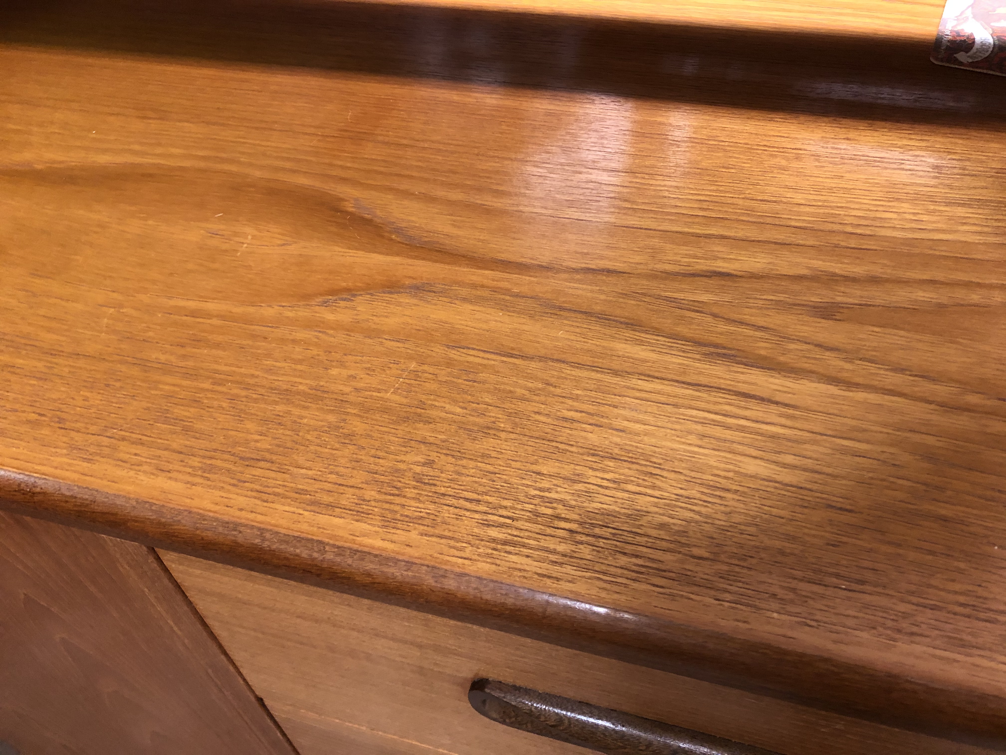 1970S G PLAN TEAK LOW SIDEBOARD WITH CANTED END CUPBOARDS - Bild 6 aus 7