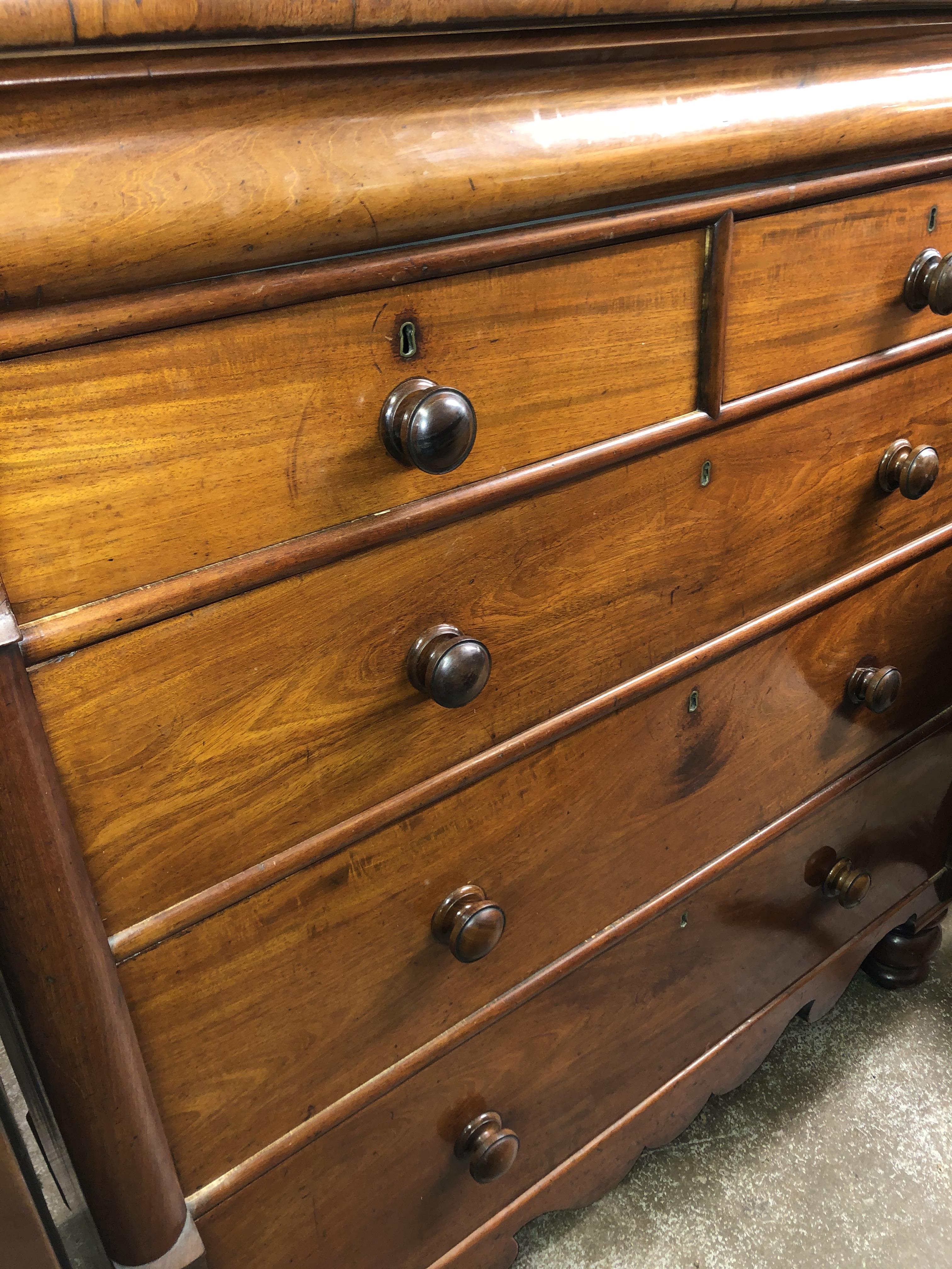 VICTORIAN MAHOGANY VENEER SCOTCH CHEST OF DRAWERS WITH A CUSHION DRAWER ABOVE TWO SHORT AND THREE - Bild 2 aus 2