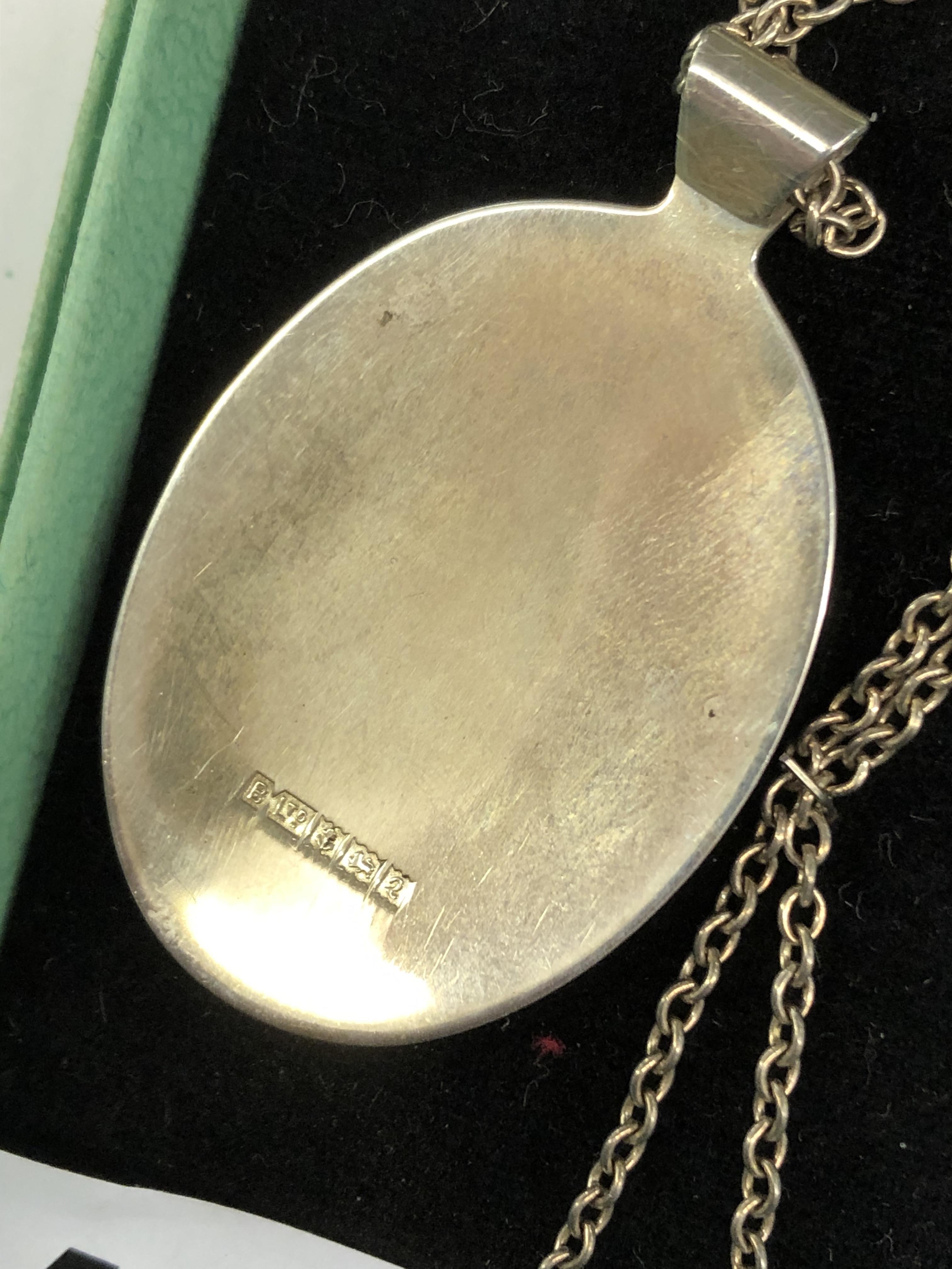 SILVER ENGRAVED PENDANT ON TRACE CHAIN, BEATEN SILVER BANGLE, - Image 3 of 8