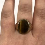 9CT GOLD OVAL TIGERS EYE SIGNET RING SIZE T 4.1G APPROX.