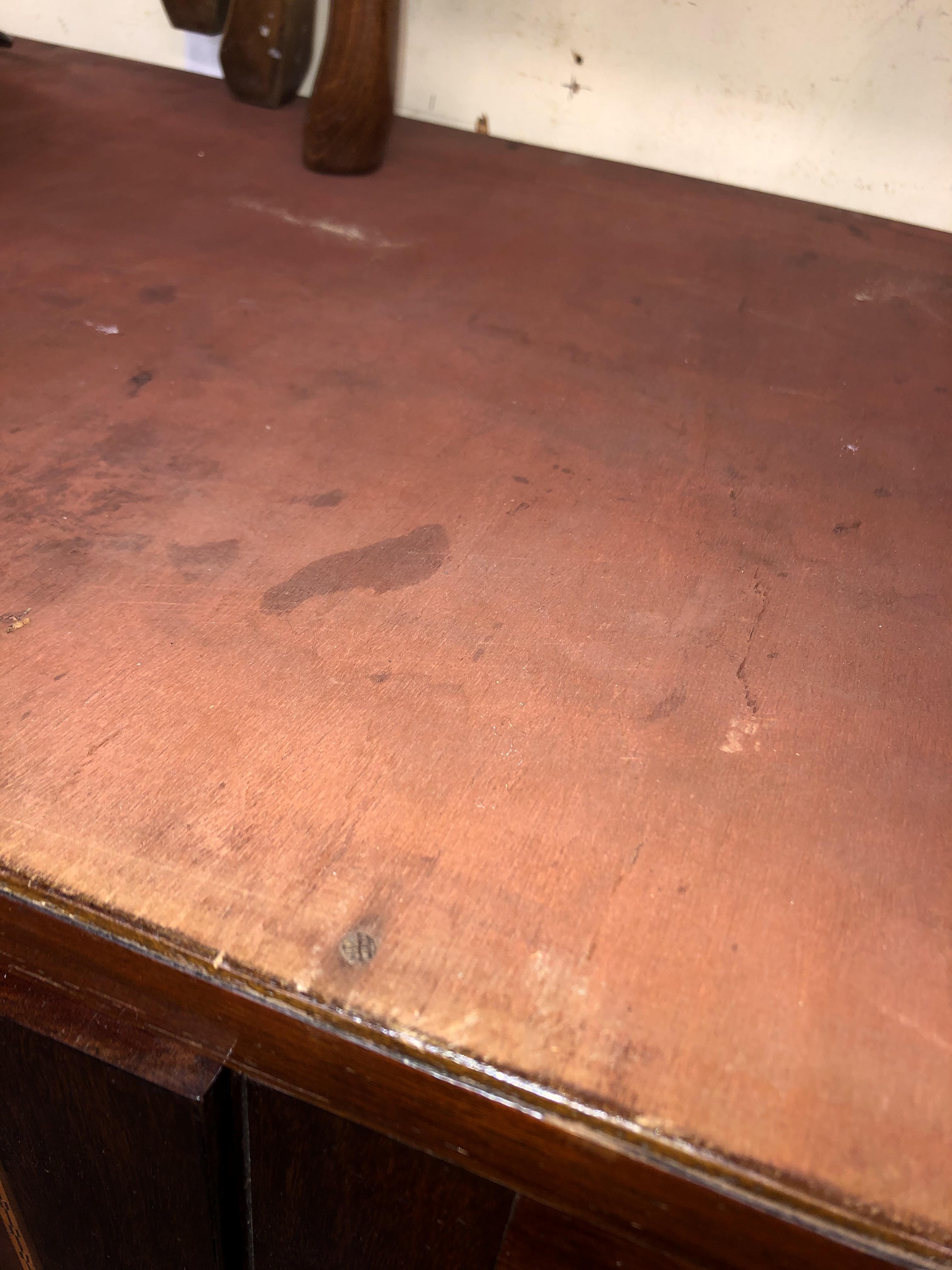 EDWARDIAN TWO DOOR MAHOGANY WASH STAND BASE AND A MAHOGANY SMALL LAP TABLE - Bild 2 aus 3