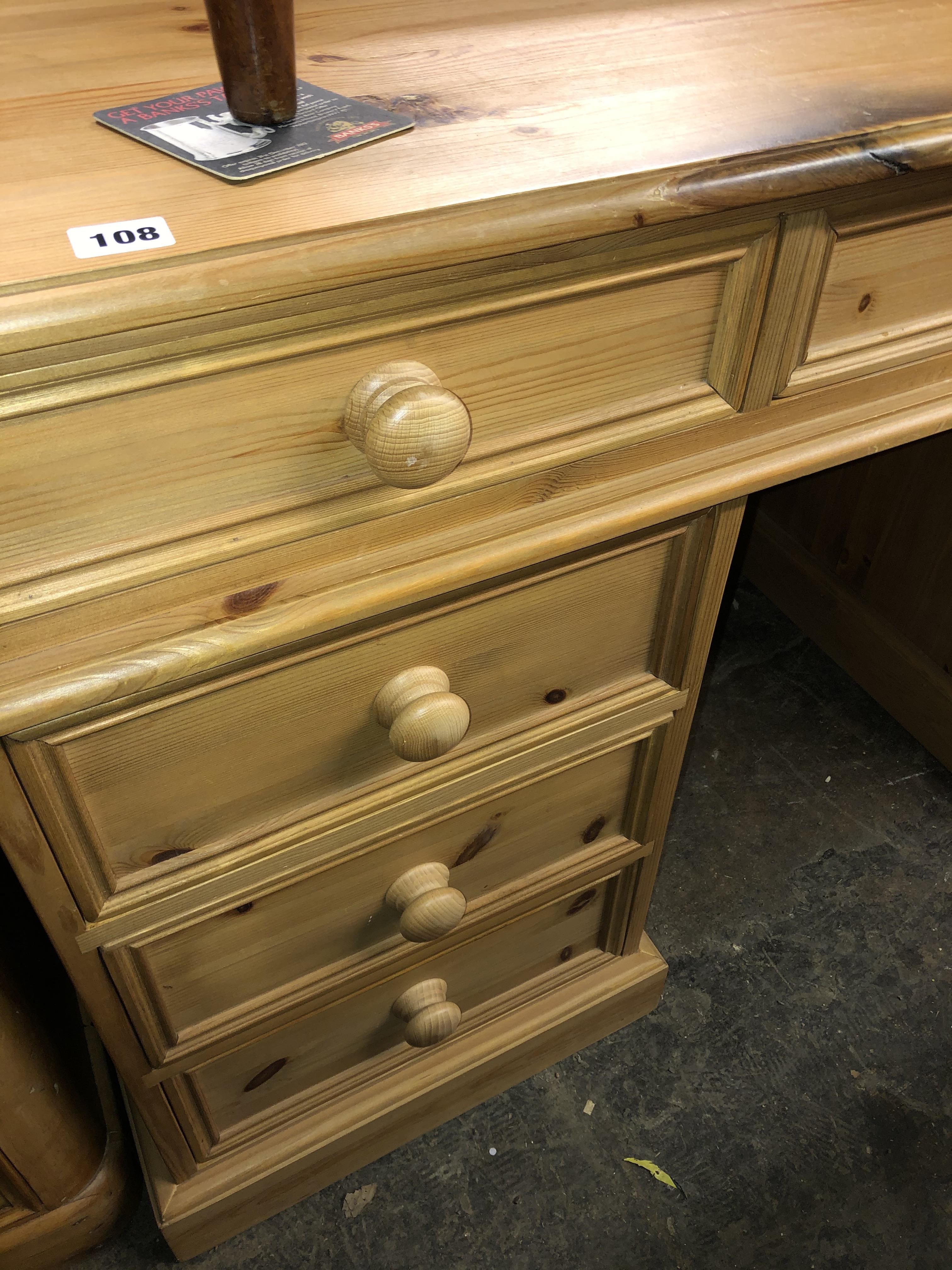 PINE NINE DRAWER KNEEHOLE DESK - Bild 2 aus 3