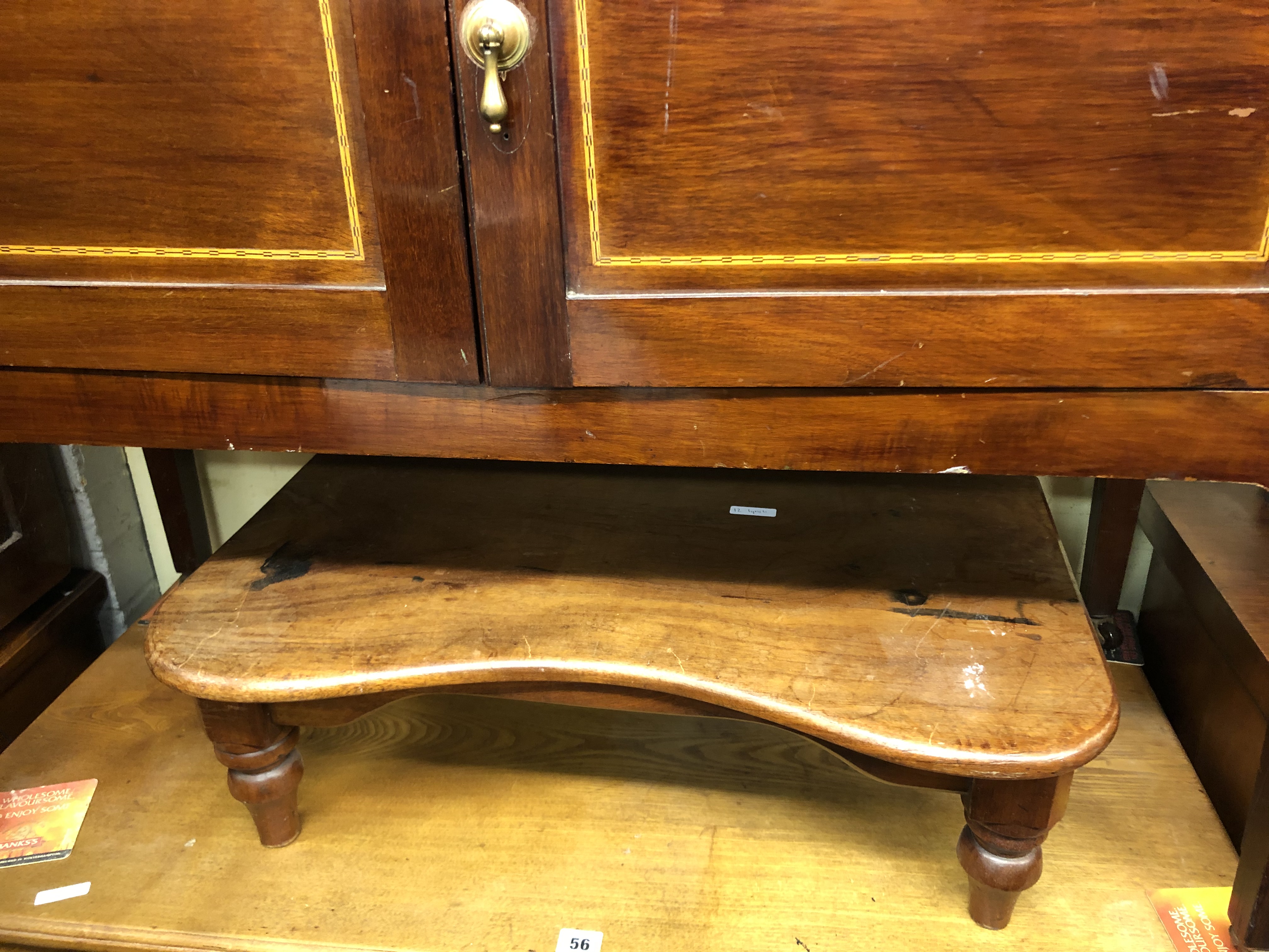 EDWARDIAN TWO DOOR MAHOGANY WASH STAND BASE AND A MAHOGANY SMALL LAP TABLE - Bild 3 aus 3