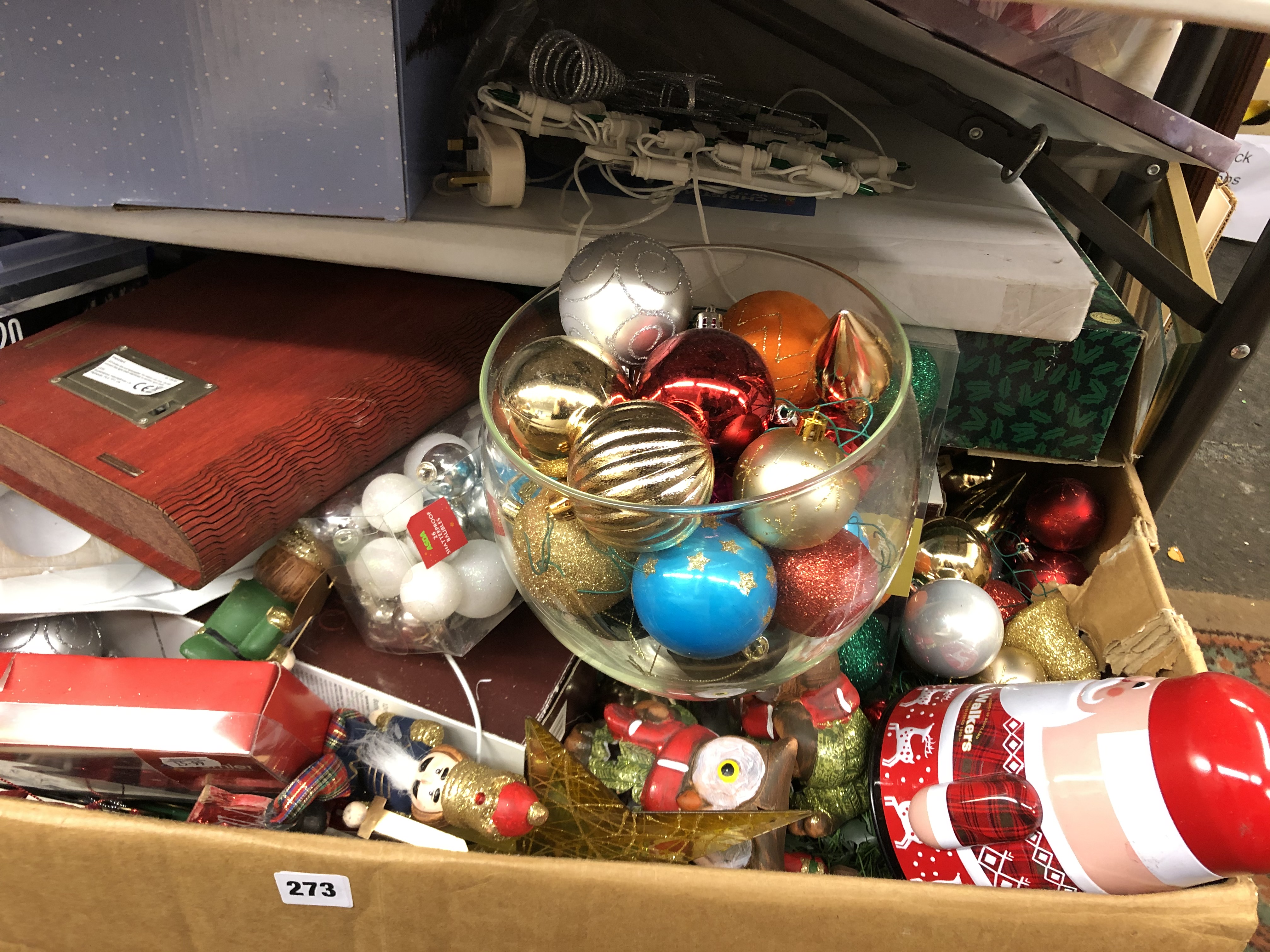 LARGE SELECTION OF CHRISTMAS TREE BAUBLES AND DECORATIONS