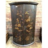 CHINOISERIE LACQUERED BOW FRONT HANGING CORNER CABINET (HEIGHT= 92CM, DEPTH= 41CM,