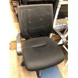 BLACK MESH SWIVEL OFFICE CHAIR