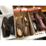 FIVE PAIRS OF GENTLEMAN'S SHOES AND SLIPPERS - SIZE 42/43