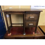 MID 20TH CENTURY OAK SINGLE PEDESTAL DESK (HEIGHT= 71CM, DEPTH= 45CM,