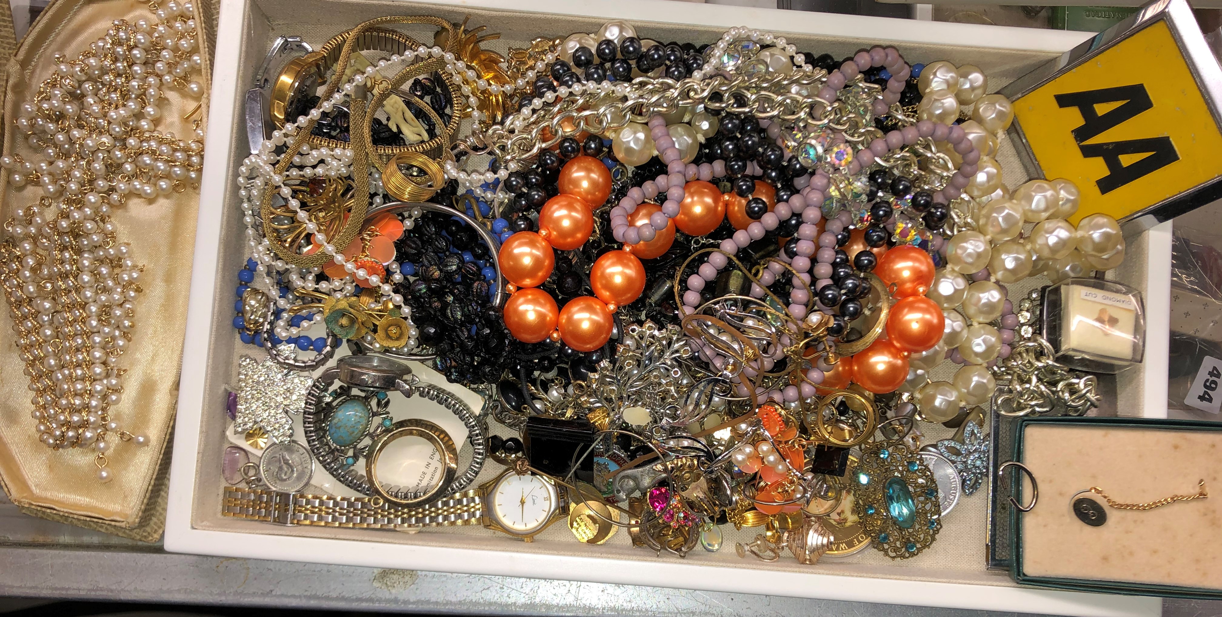 TWO TRAYS OF VARIOUS COSTUME BEADS, POWDER COMPACTS, - Bild 2 aus 9