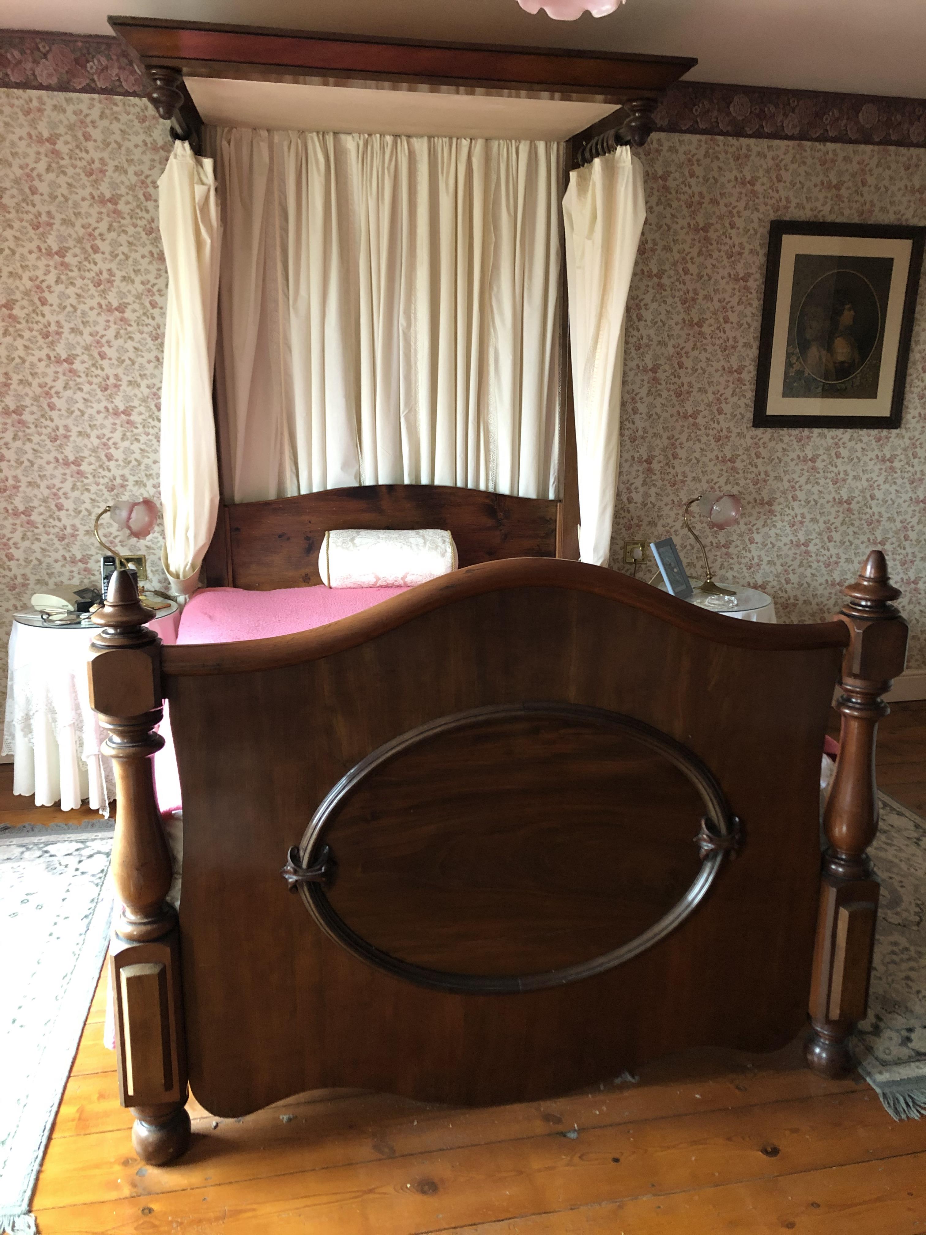 VICTORIAN FLAME MAHOGANY HALF TESTER BEDSTEAD AND MATTRESS - Image 2 of 5