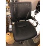 BLACK MESH SWIVEL OFFICE CHAIR