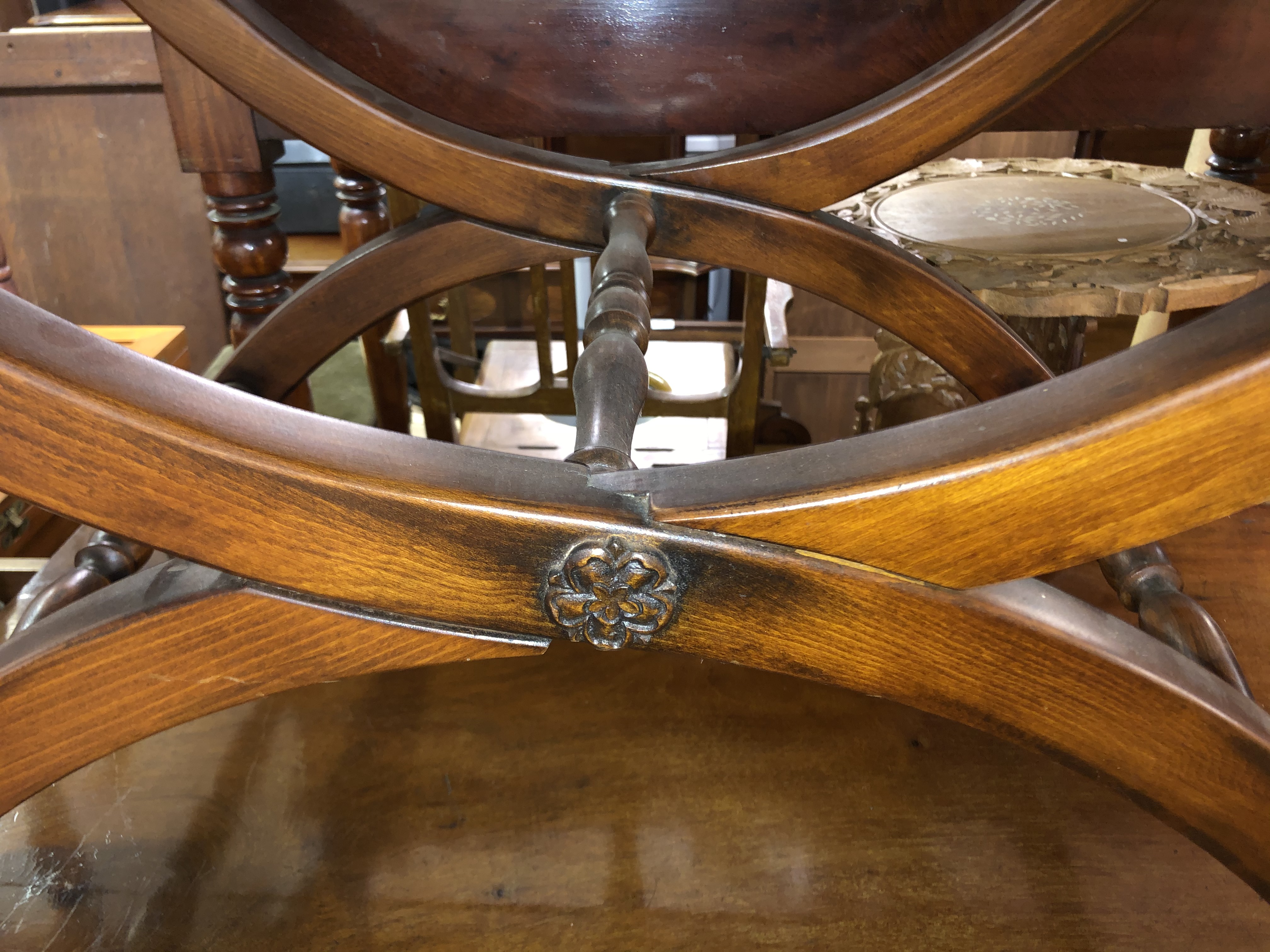 REPRODUCTION BURR WOOD BUTLER'S TRAY ON CURLUE STAND - Image 2 of 4