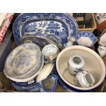 CARTON CONTAINING BLUE AND WHITE WILLOW PATTERN COMPORTS, PLATTERS, VASES AND JUG,