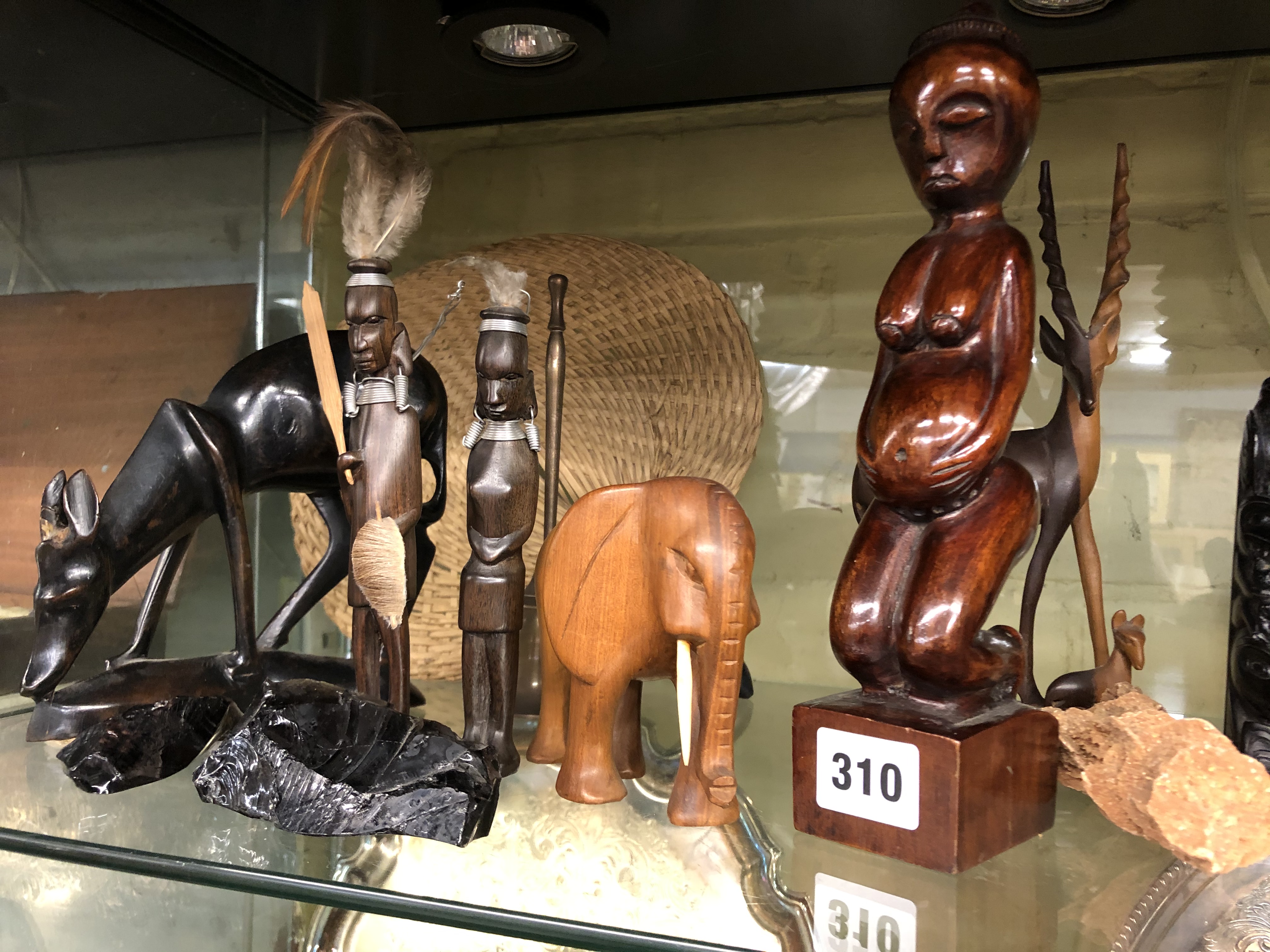 SHELF OF WOODEN CARVED AFRICAN TRIBAL FERTILITY AND ANIMAL FIGURES AND ROCK SAMPLES - Bild 2 aus 4
