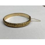 9CT GOLD ENGRAVED BANGLE WITH SAFETY CHAIN 10.