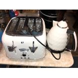 DELONGHI FOUR SLOT TOASTER AND MATCHING KETTLE