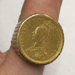 GENTS 1890 VICTORIA FULL SOVEREIGN RING IN UNMARKED YELLOW METAL MOUNT 16.
