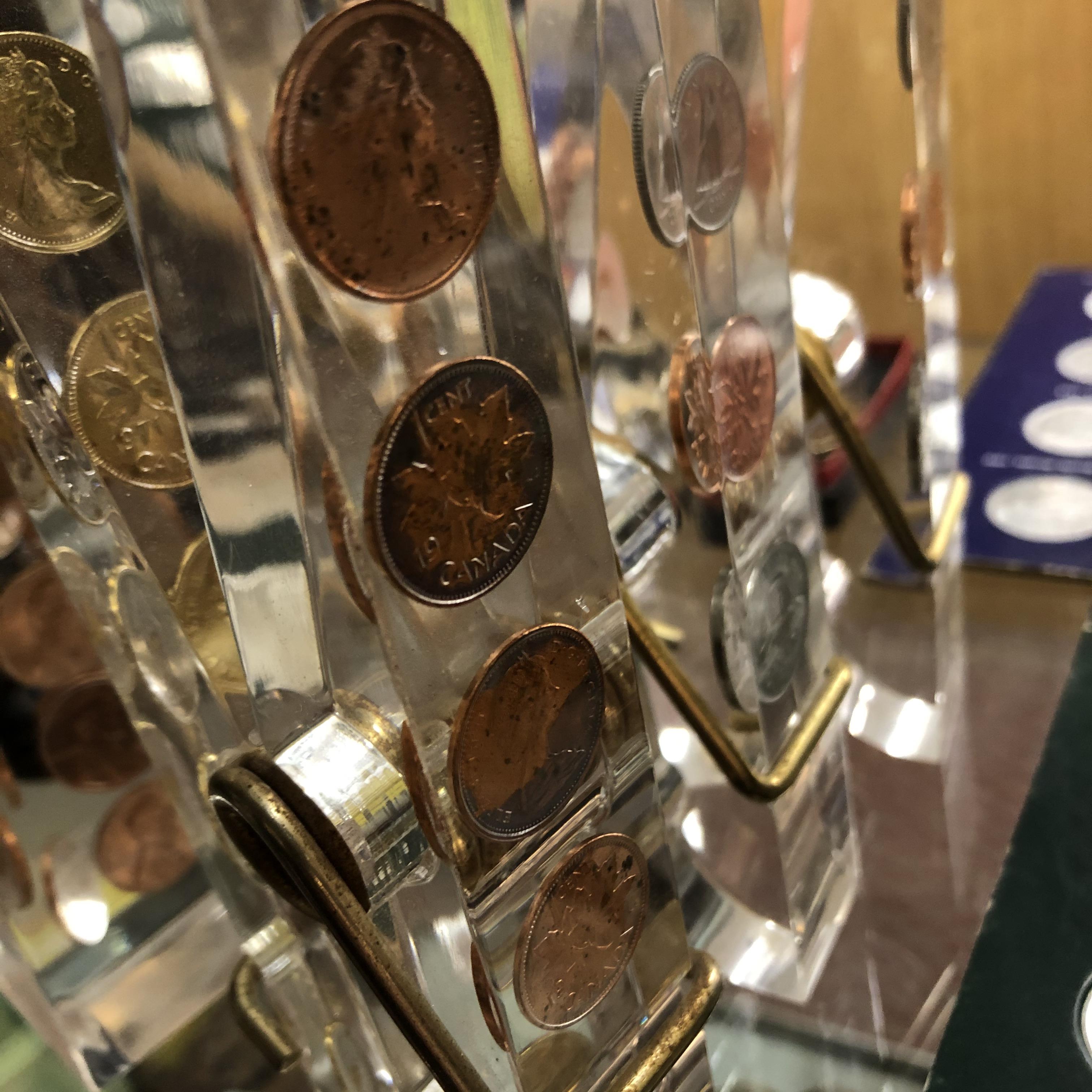 SELECTION OF NOVELTY COIN INSET PERSPEX PEG AND MONUMENT PAPERWEIGHTS AND A DESK STAND - Image 5 of 6