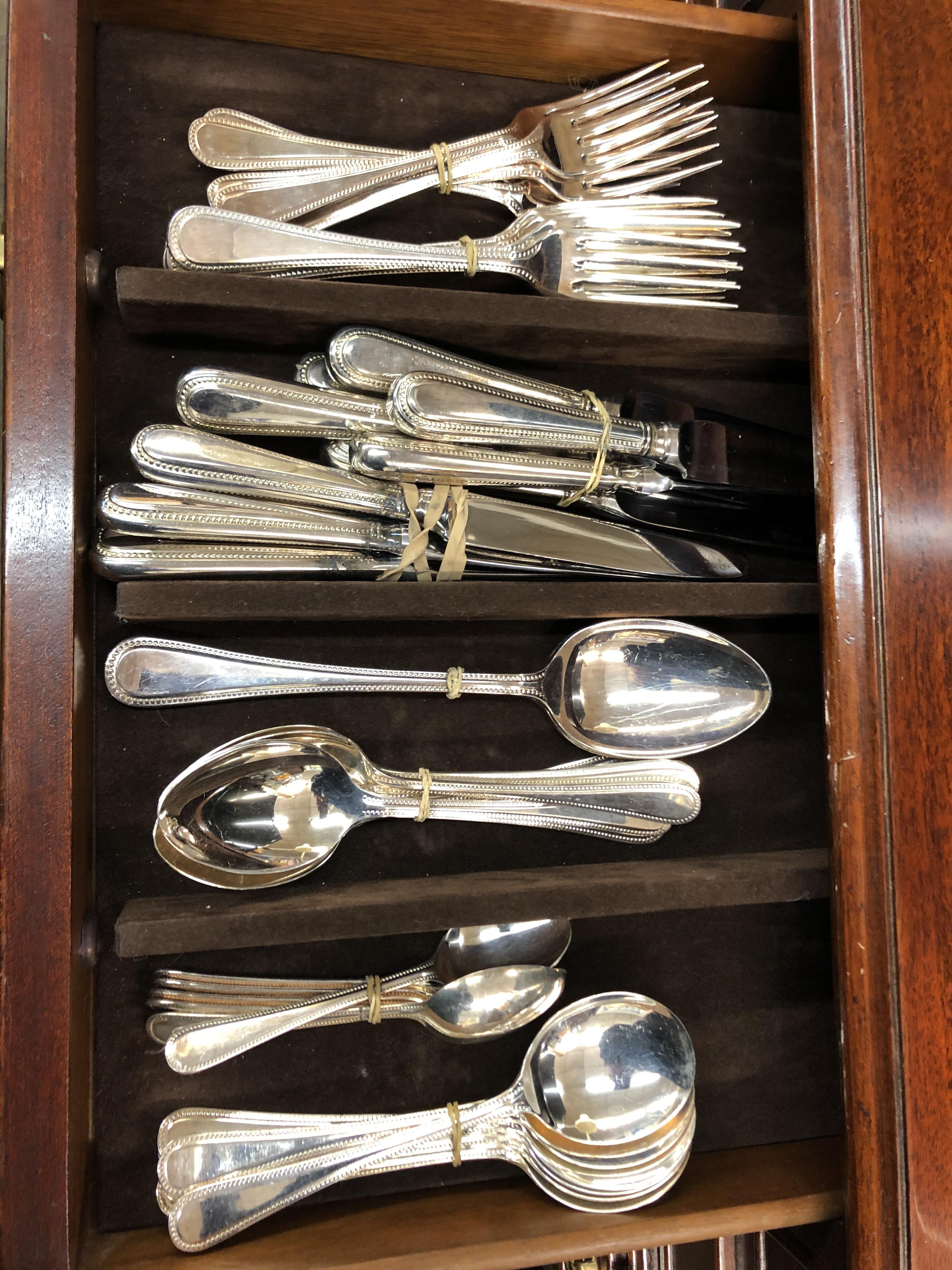 REPRODUCTION MAHOGANY GALLERY BACKED CANTEEN CHEST OF CUTLERY WITH PULL OUT SLIDE - Image 4 of 4