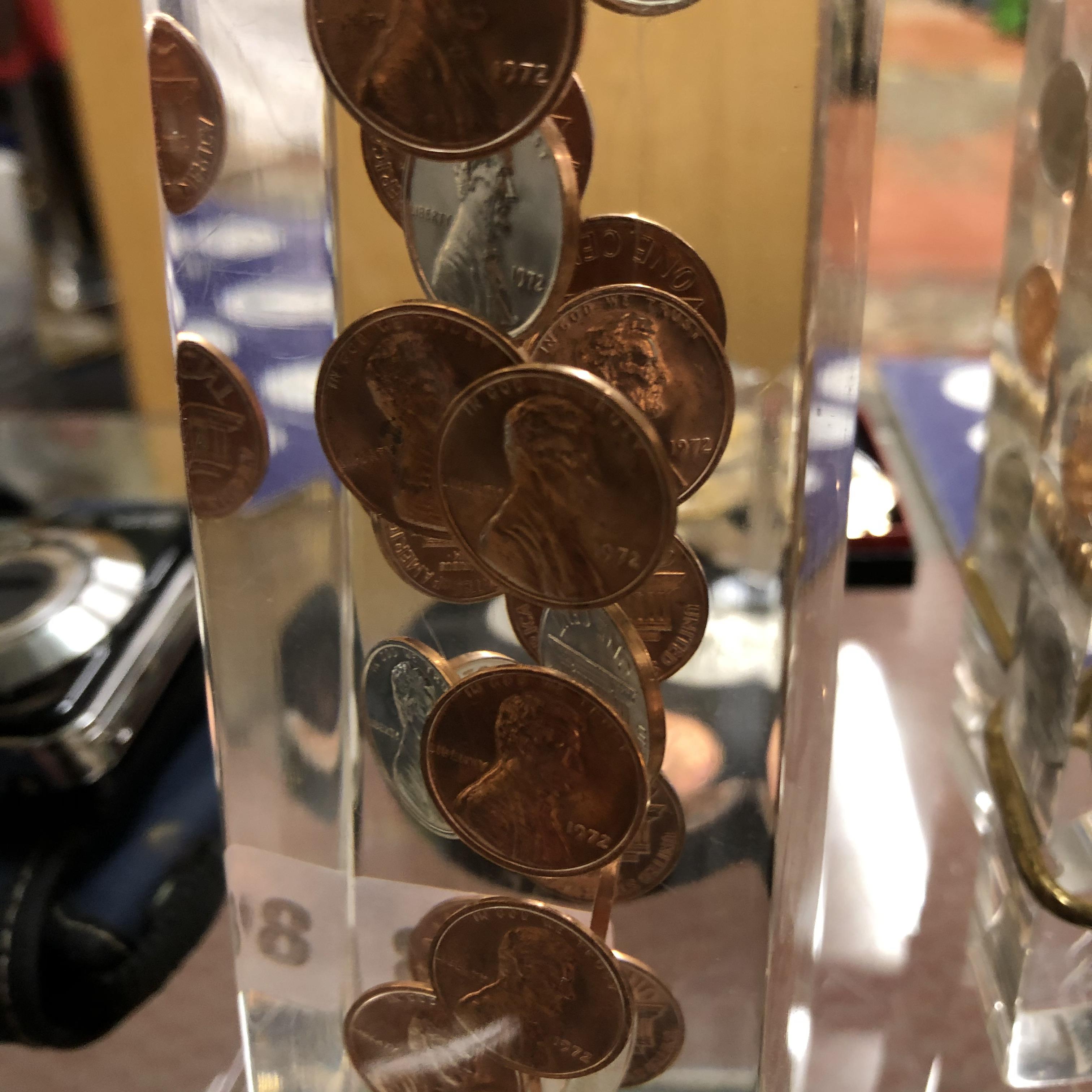 SELECTION OF NOVELTY COIN INSET PERSPEX PEG AND MONUMENT PAPERWEIGHTS AND A DESK STAND - Image 4 of 6