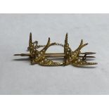 UNMARKED YELLOW METAL TWIN SWALLOW SEED PEARL BAR BROOCH WITH SAFETY CHAIN 6.
