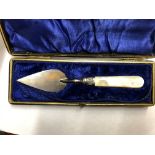 PRESENTATION CASED MINIATURE SILVER TROWEL SHEFFIELD SILVER WITH SILVER BANDED COLLAR AND MOTHER OF