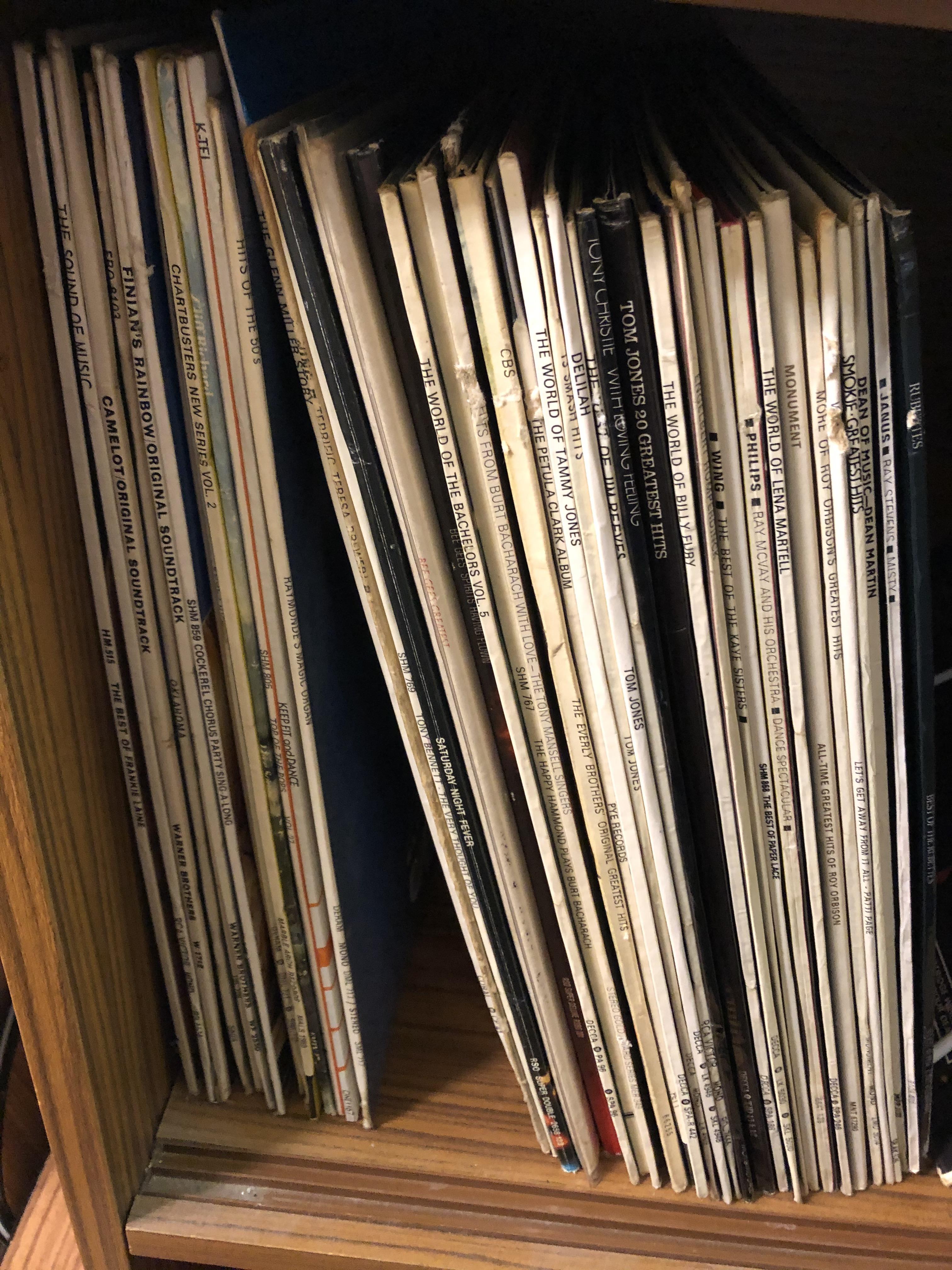 TEAK EFFECT SLIDING DOOR LP STORAGE CUPBOARD CONTAINING VINYL LPS - Image 2 of 3