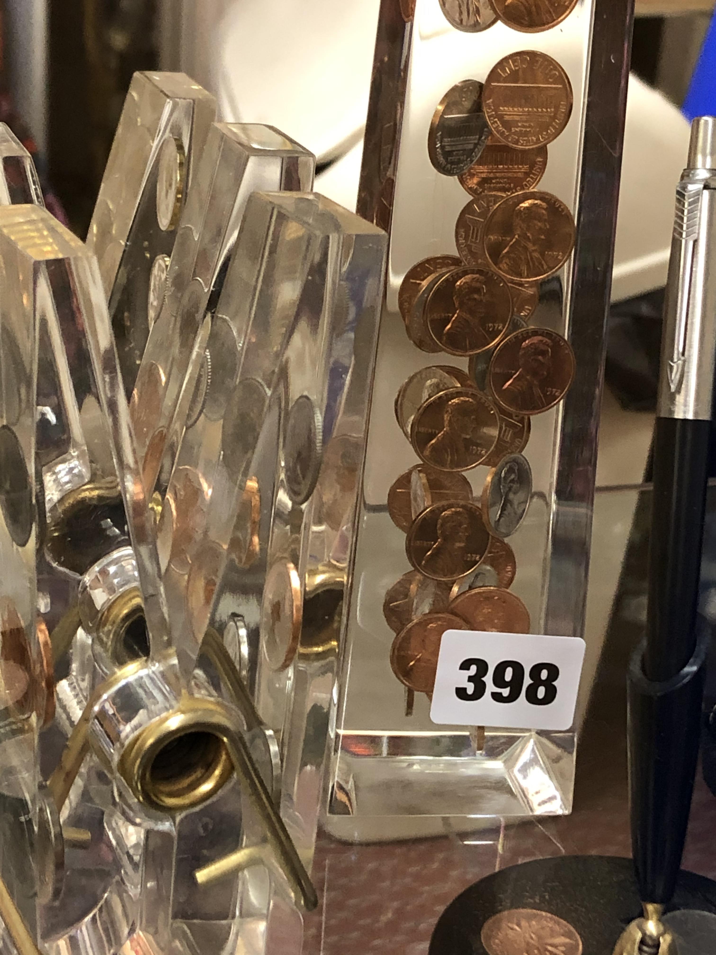 SELECTION OF NOVELTY COIN INSET PERSPEX PEG AND MONUMENT PAPERWEIGHTS AND A DESK STAND - Image 2 of 6