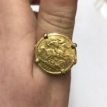 1915 HALF SOVEREIGN RING IN UNMARKED CLAW SET YELLOW METAL MOUNT 9G APPROX SIZE U